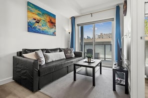 Deluxe-Apartment, 1 Schlafzimmer, Blick auf den Innenhof | Wohnbereich | 43-Zoll-Flachbildfernseher mit Kabelempfang, Netflix, Hulu