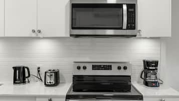 Deluxe Condo, 1 Bedroom, Courtyard View | Private kitchen | Fridge, microwave, oven, stovetop