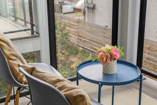 Deluxe-Apartment, 1 Schlafzimmer, Blick auf den Innenhof | Balkon