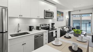 Deluxe Condo, 1 Bedroom, Courtyard View | Private kitchen | Fridge, microwave, oven, stovetop