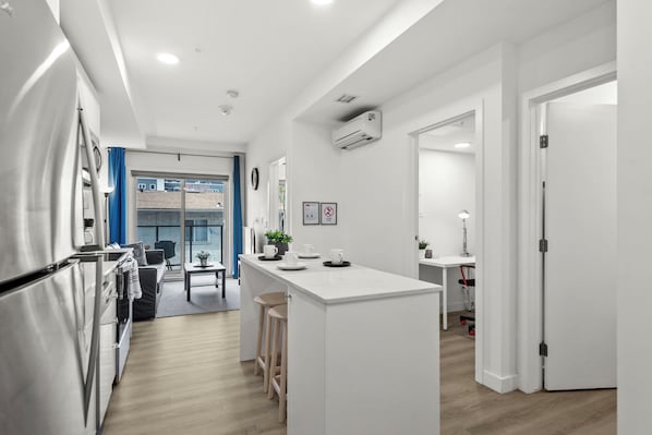 Kondo Deluks, 1 kamar tidur, pemandangan halaman | Dapur pribadi | Lemari es, microwave, oven, dan kompor