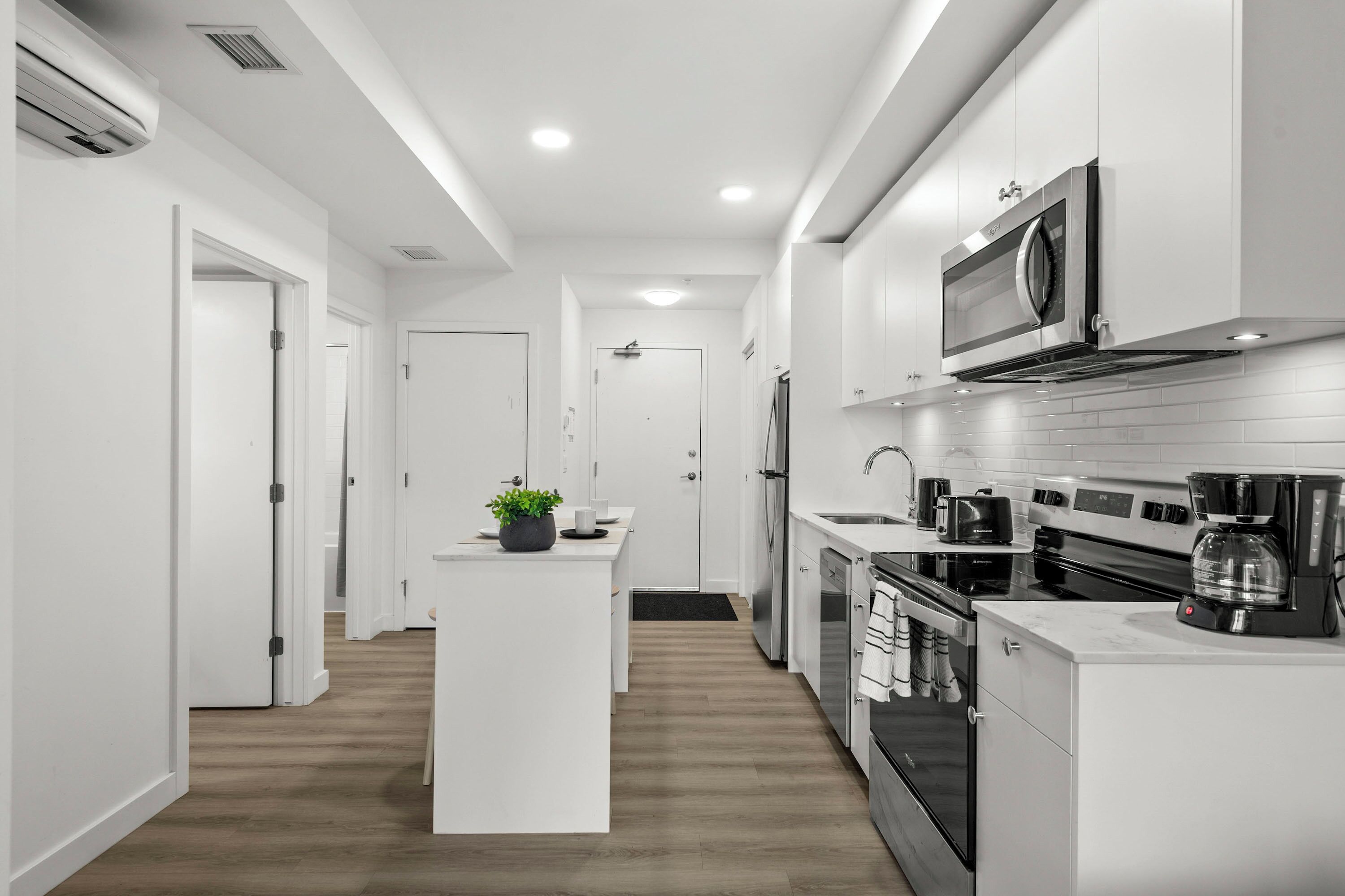 Deluxe-lejlighed - 1 soveværelse - udsigt til gårdsplads | Privat køkken | Køleskab, mikrobølgeovn, ovn, kogeplade