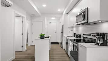 Deluxe-Apartment, 1 Schlafzimmer, Blick auf den Innenhof | Eigene Küche | Kühlschrank, Mikrowelle, Ofen, Herdplatte