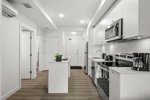 Deluxe-Apartment, 1 Schlafzimmer, Blick auf den Innenhof | Eigene Küche | Kühlschrank, Mikrowelle, Ofen, Herdplatte