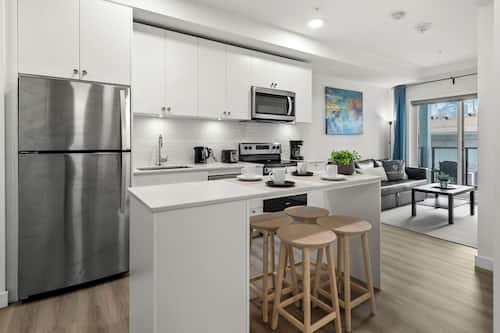 Deluxe Condo, 1 Bedroom, Courtyard View | Private kitchen | Fridge, microwave, oven, stovetop