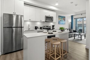 Kondo Deluks, 1 kamar tidur, pemandangan halaman | Dapur pribadi | Lemari es, microwave, oven, dan kompor