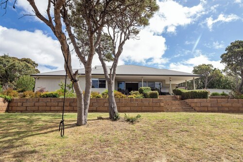 Bush to Bay – Pet-Friendly Retreat Near Injidup