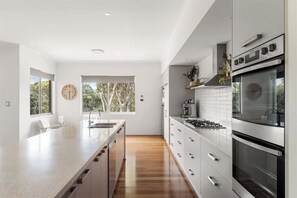 Fridge, microwave, stovetop, dishwasher