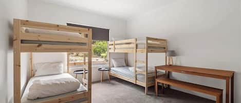 4 habitaciones, tabla de planchar con plancha, wifi y ropa de cama