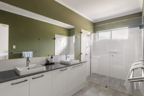 Shower, hair dryer, towels - Bush to Bay: Nature, Surf Beach & Wineries (Yallingup)
