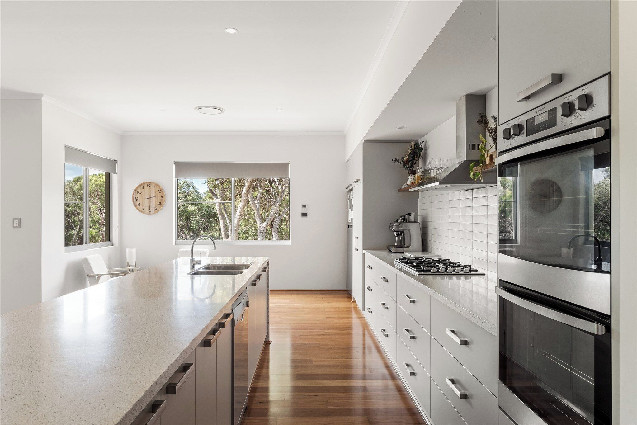 Réfrigérateur, micro-ondes, plaque de cuisson, lave-vaisselle