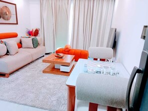 Appartement Classique, balcon, vue ville | Coin séjour | TV connectée de 55 pouces avec chaînes par câble, Netflix