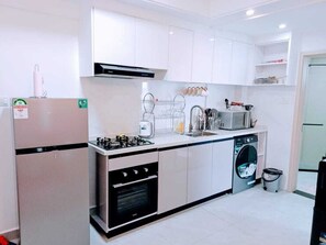 Căn hộ phong cách cổ điển, ban công, quang cảnh thành phố | Bếp riêng | Tủ lạnh, lò vi sóng, lò nướng, bếp nấu 