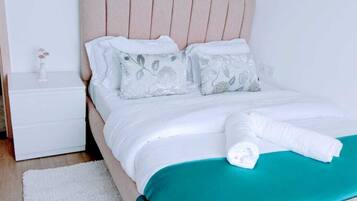 Appartement Classique, balcon, vue ville | Bureau, espace de travail pour ordinateur portable