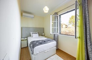 Blackout drapes, iron/ironing board, free WiFi - Oasis do Norte by Holiday Rental Madeira (São Jorge)