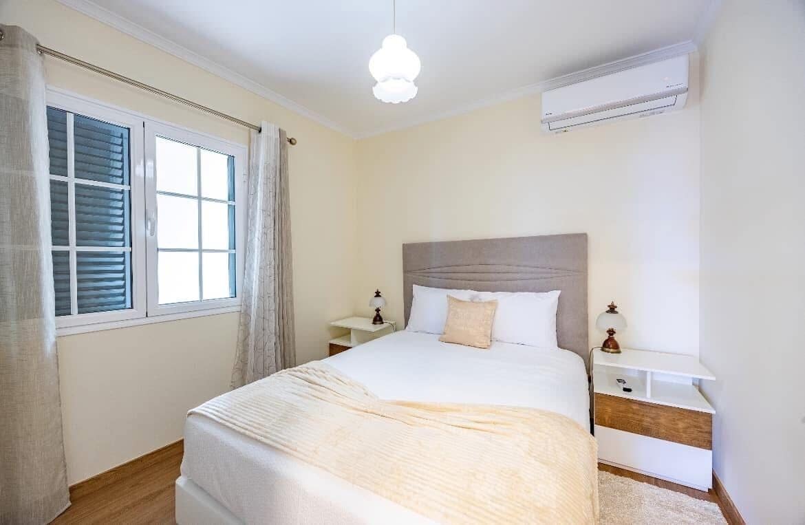 Comfort huis, balkon, gedeeltelijk uitzicht op zee | Verduisterende gordijnen, een strijkplank/strijkijzer, gratis wifi