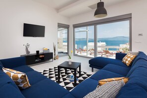 TV - Villa Costabella with heated pool (Posedarje)