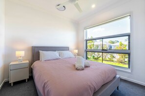 4 bedrooms, iron/ironing board, WiFi, bed sheets - Contemporary 4BR Logan Reserve Home with Parking & Open Living (Logan Reserve)