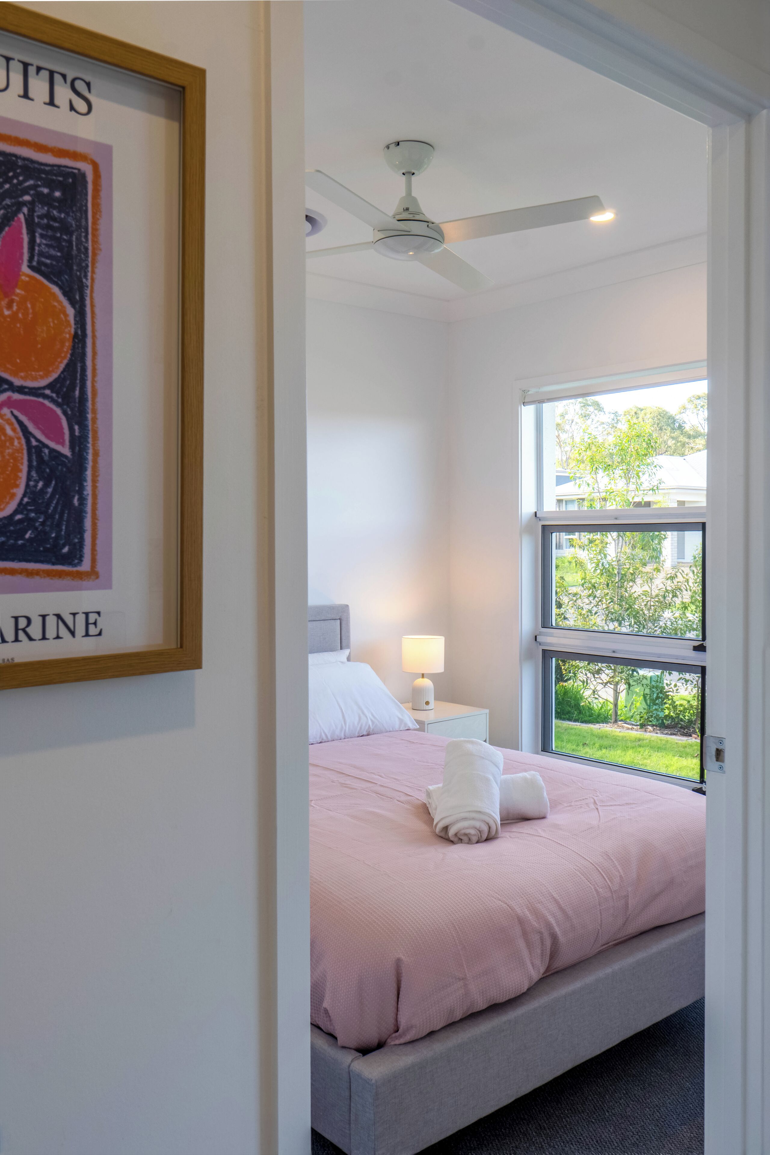 Tabla de planchar con plancha, wifi y ropa de cama 