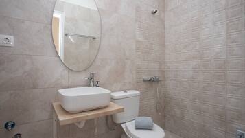 Apartment, 3 Bedrooms, Terrace, Sea View | Bathroom | Shower, towels