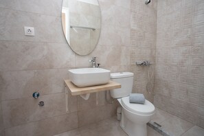 Apartment, 3 Schlafzimmer, Terrasse, Meerblick | Badezimmer | Dusche, Handtücher