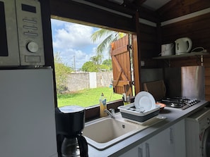 Jääkaappi, mikroaaltouuni, uuni, liesi