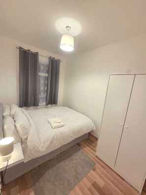 Silitysrauta/-lauta, Wi-Fi, vuodevaatteet