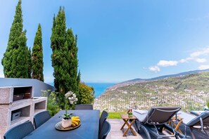 Outdoor dining - Villa Antonina Ocean View (Calheta (Madeira))