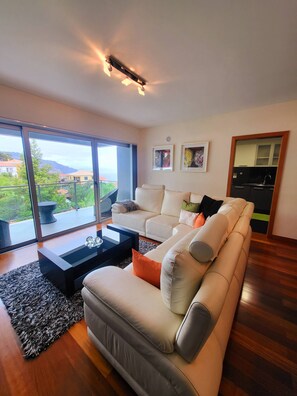 TV - LAS ROSAS vista Baia do Funchal (Funchal)