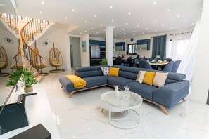 Living area - Vila Valeria seen over the Port of Funchal (Funchal)
