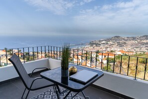 Outdoor dining - Vila Valeria seen over the Port of Funchal (Funchal)