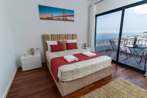 4 bedrooms, iron/ironing board, Internet - Vila Valeria seen over the Port of Funchal (Funchal)