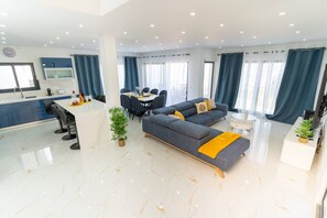 Living area - Vila Valeria seen over the Port of Funchal (Funchal)
