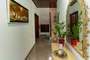 المنشأة من الداخل