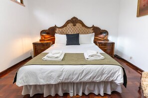 مكواة/لوح كي وخدمة الإنترنت وملاءات أسرّة