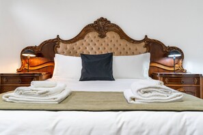 Een strijkplank/strijkijzer, internet, beddengoed