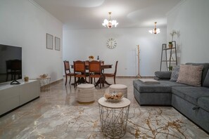 TV - Apartamento Brava JT by Madeira ReAL (Ribeira Brava)
