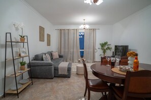 TV - Apartamento Brava JT by Madeira ReAL (Ribeira Brava)