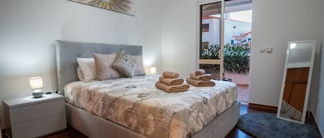 2 bedrooms, iron/ironing board, internet, bed sheets