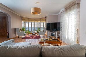 TV - Casa do Dino By Madeira ReAL (Ribeira Brava)
