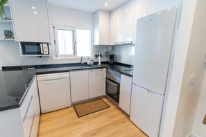 Frigorifero, microonde, forno, piano cottura