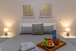 Tabla de planchar con plancha, internet y ropa de cama 