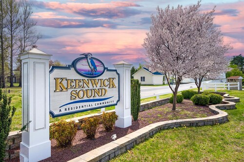 Charming 3-bedroom, 2 bath home located in Keenwick Sound; Backyard Oasis: fire pit, bar, & TV; Community Pool & Boat/Kayak launch