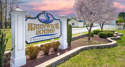 Charming 3-bedroom, 2 bath home located in Keenwick Sound; Backyard Oasis: fire pit, bar, & TV; Community Pool & Boat/Kayak launch