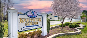 Charming 3-bedroom, 2 bath home located in Keenwick Sound; Backyard Oasis: fire pit, bar, & TV; Community Pool & Boat/Kayak launch