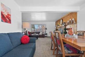 TV, fireplace - Game & Gather Lodging (Cascade)