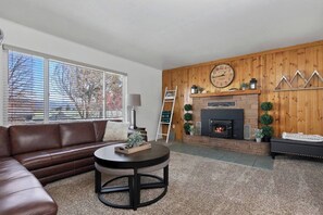TV, fireplace - Game & Gather Lodging (Cascade)