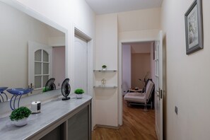 คอมฟอร์ทอพาร์ทเมนท์, ระเบียง, วิวสวนหย่อม | บริเวณนั่งเล่น | ทีวี 35 นิ้ว พร้อมช่องเคเบิล