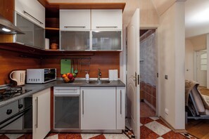 คอมฟอร์ทอพาร์ทเมนท์, ระเบียง, วิวสวนหย่อม | ครัวส่วนตัว | กาต้มน้ำไฟฟ้า