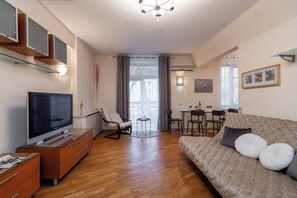 Comfort Apartment, Balcony, Courtyard View | Living area | 35-inch TV with cable channels - Spacious apartments near Pobedy Square (Minsk)